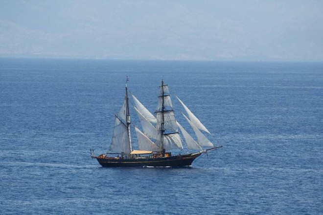 Tres Hombres sailing off Santo Domingo ©  SW